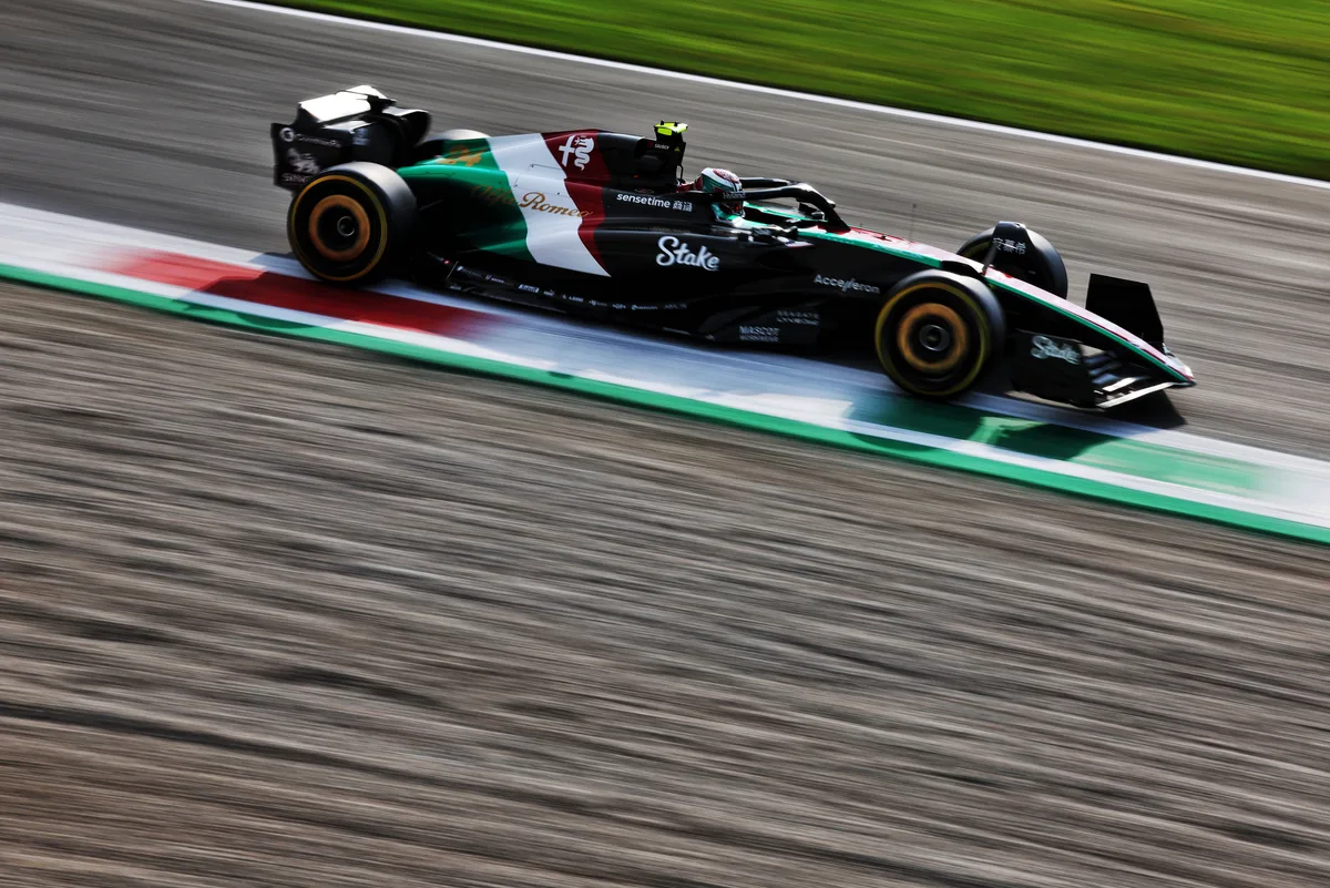 GP von Italien 2023: Wieder Italien, wieder Trikolore – diesmal feierte Alfa Romeo nicht sich selbst, sondern einen seiner exklusiven Sportwagen. Zhou Guanyu (CHN) Alfa Romeo F1 Team C43. Formula 1 World Championship, Italian Grand Prix, Rd 15, Friday 1st September 2023. Monza Italy.